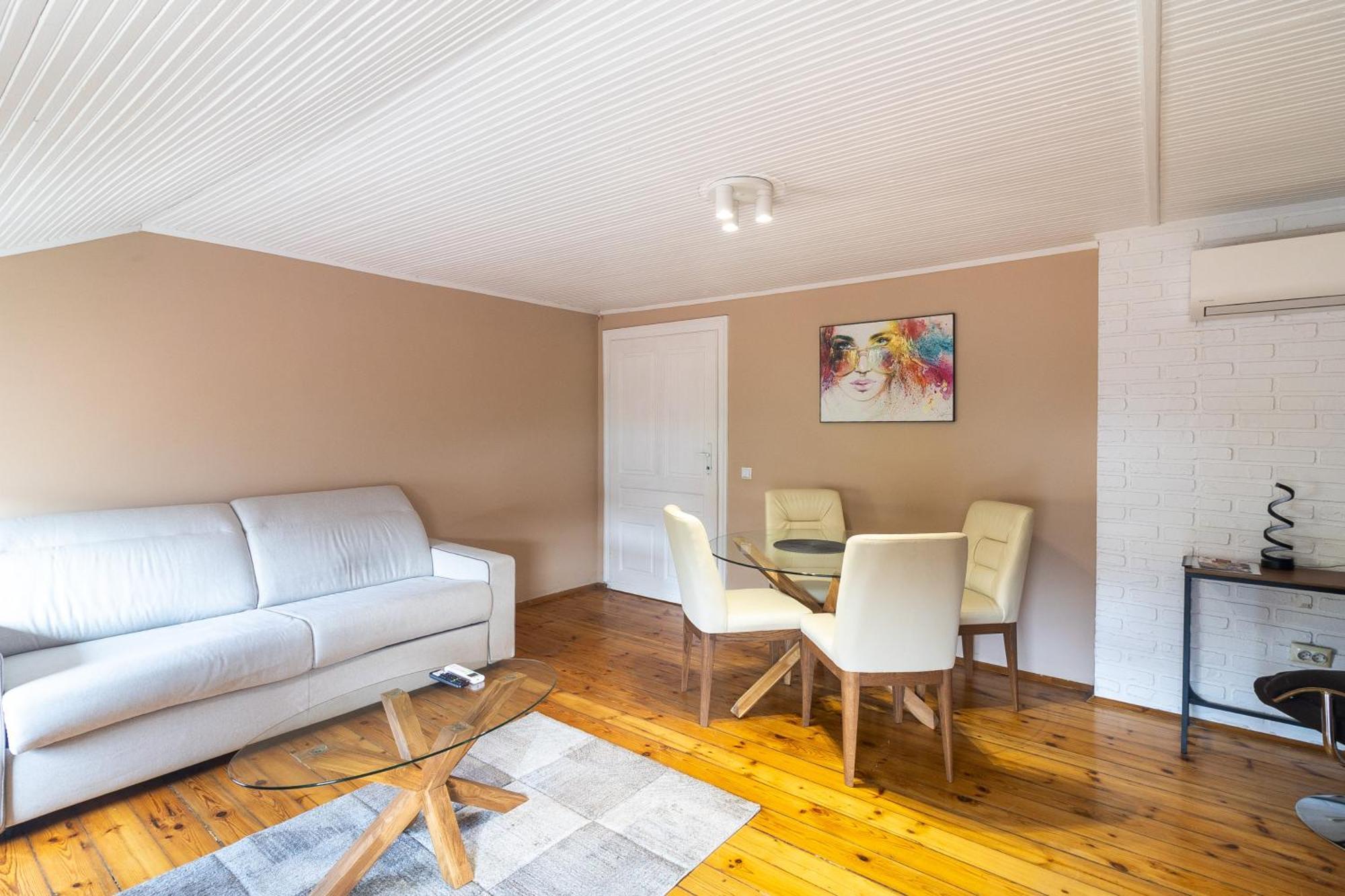 Homy & Stylish Centrally Located Apartment *