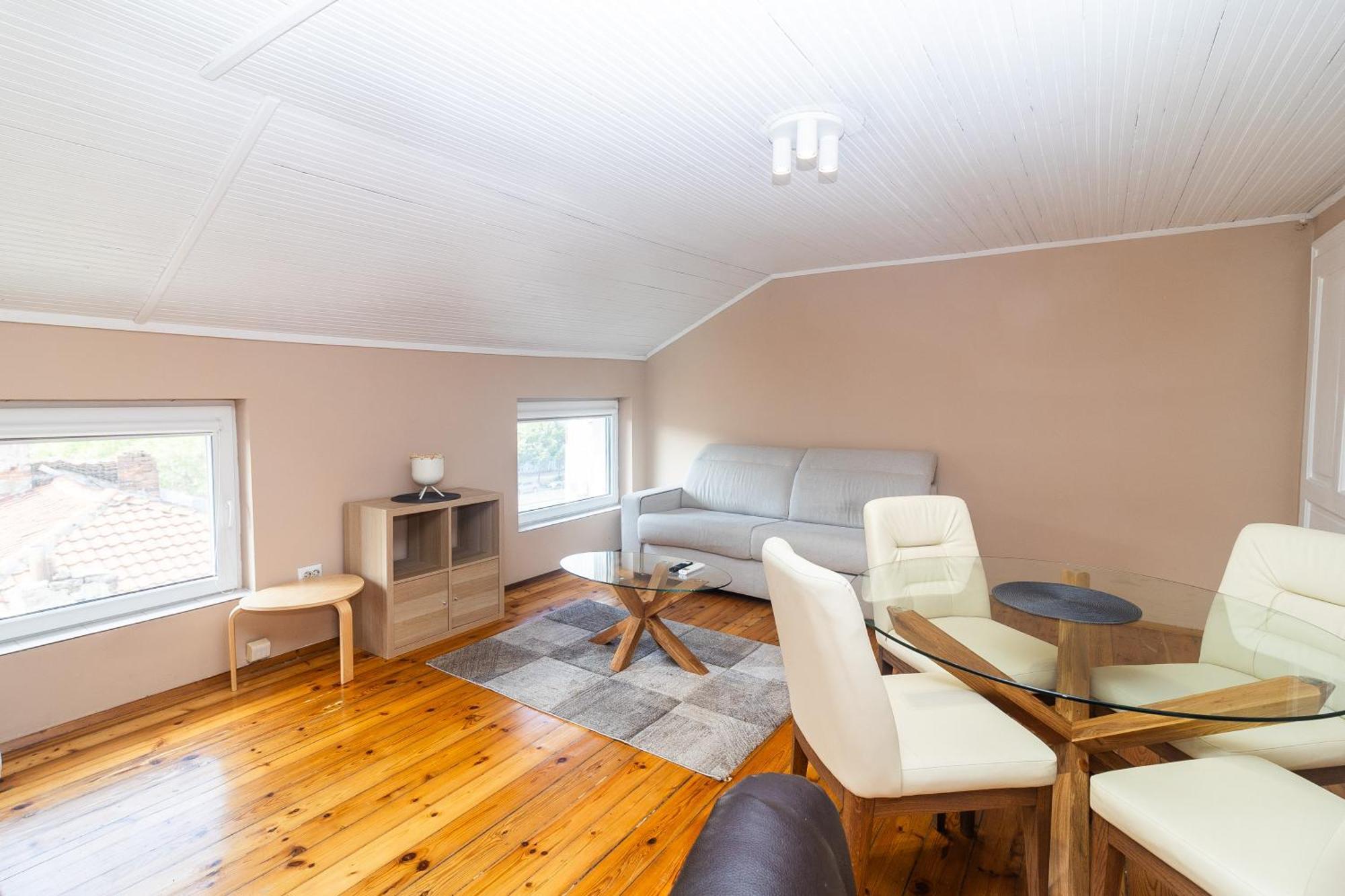 Homy & Stylish Centrally Located Apartment