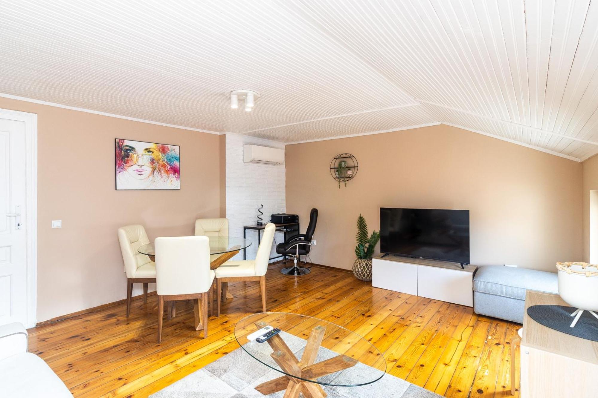 Apartment Homy & Stylish Centrally Located *