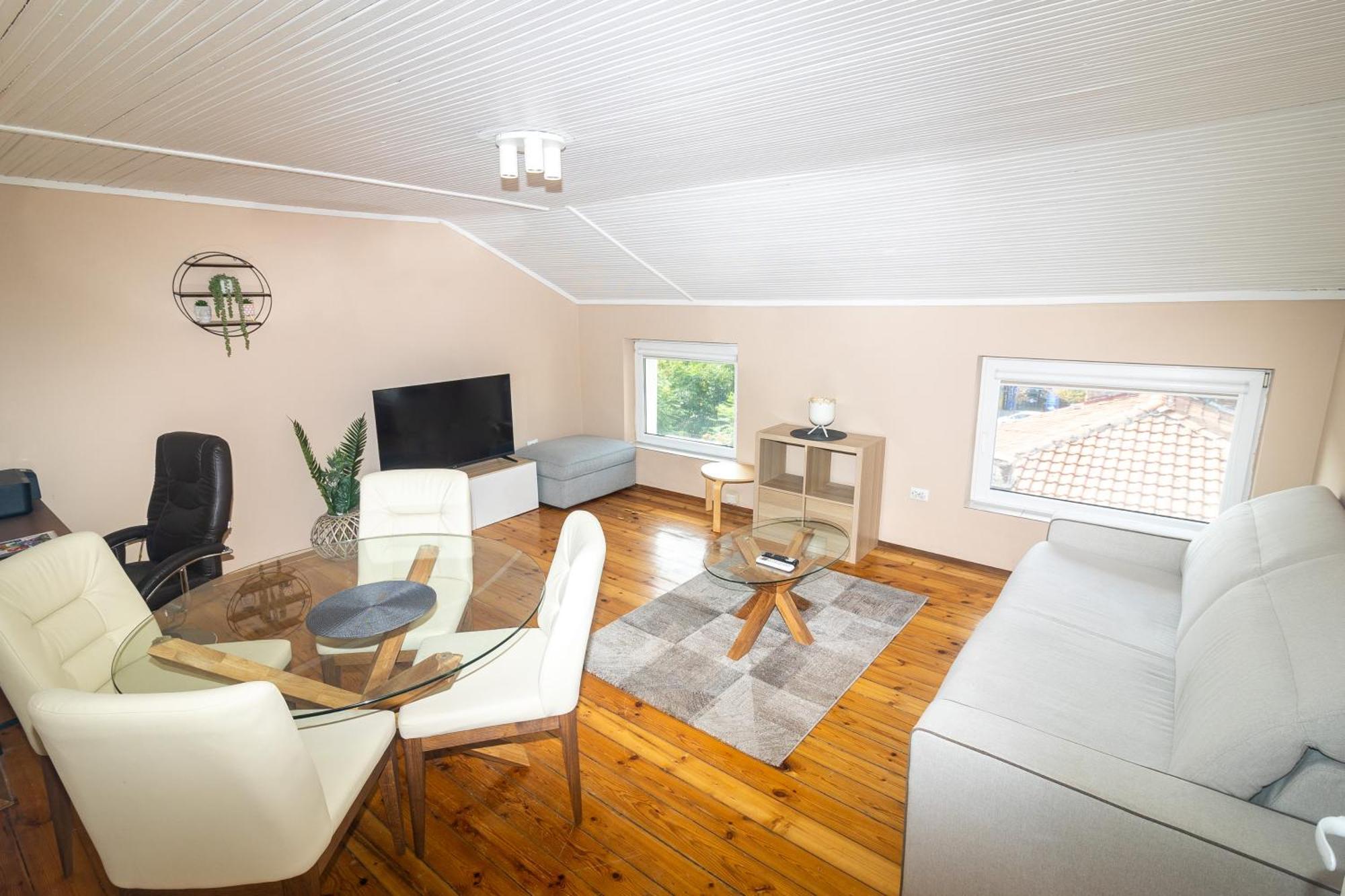 Homy & Stylish Centrally Located Apartment